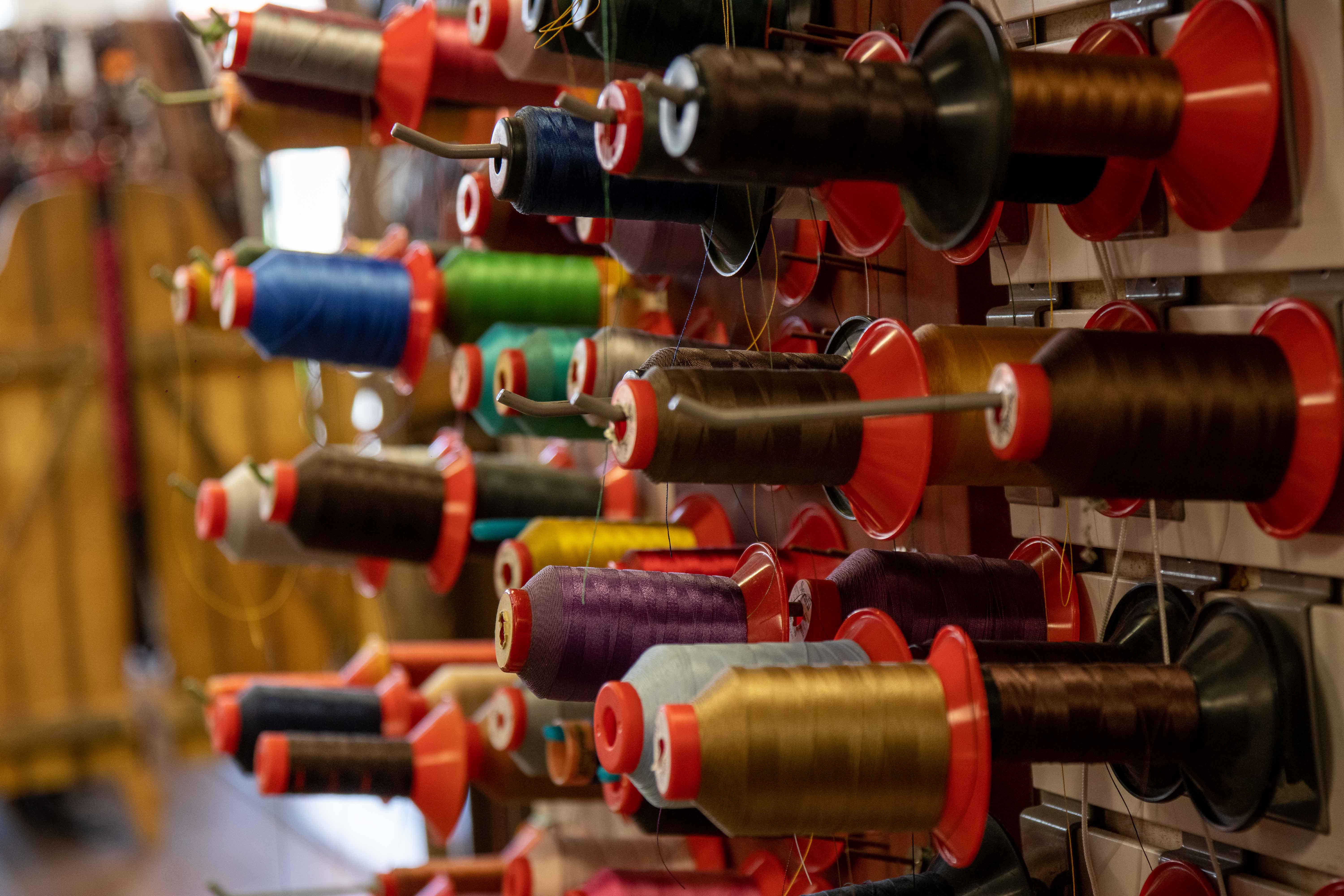 Ompelulankoja eri väreissä vaatekorjaukseen